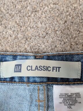 GAP Classic Fit Women’s Straight Leg Jeans - Medium Blue